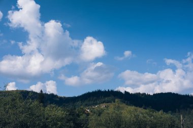 Carpathian dağlarındaki ahşap otel. Konum: Zakarpattya bölgesi, Ukrayna, Avrupa. Yüksek kalite fotoğraf