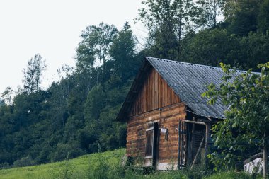 Carpathian dağlarındaki ahşap otel. Konum: Zakarpattya bölgesi, Ukrayna, Avrupa. Yüksek kalite fotoğraf