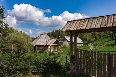 Carpathian dağlarındaki ahşap otel. Konum: Zakarpattya bölgesi, Ukrayna, Avrupa. Yüksek kalite fotoğraf