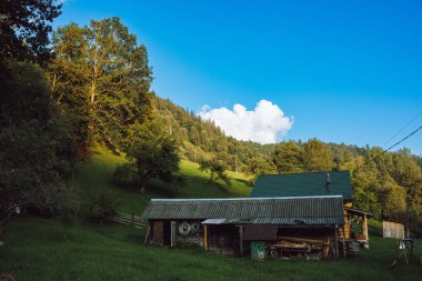 Carpathian dağlarındaki ahşap otel. Konum: Zakarpattya bölgesi, Ukrayna, Avrupa. Yüksek kalite fotoğraf