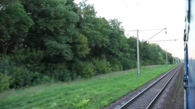 Queensferry, Edinburgh, İskoçya 'daki Forth Rail Köprüsü' nde tren. Yüksek kalite 4k görüntü