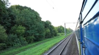 Queensferry, Edinburgh, İskoçya 'daki Forth Rail Köprüsü' nde tren. Yüksek kalite 4k görüntü