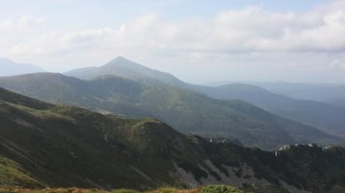 Karpat Dağları 'nın manzarası. Ağır çekim. Ukrayna. Havadan. Yüksek kaliteli FullHD görüntüler