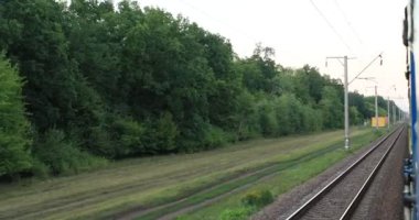 Queensferry, Edinburgh, İskoçya 'daki Forth Rail Köprüsü' nde tren. Yüksek kalite 4k görüntü