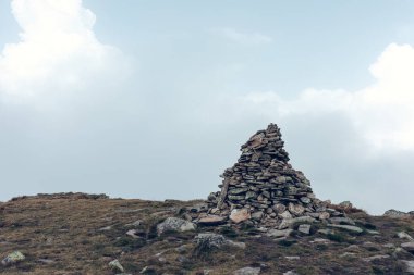 Bir dağ geçidinde yosunlu taşların arasında küçük bir şelale. Konum: Kamianka (Kam 'yanka) nehri, Skole Beskids Ulusal Doğa Parkı, Karpat Dağları, Ukrayna