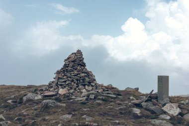 Bir dağ geçidinde yosunlu taşların arasında küçük bir şelale. Konum: Kamianka (Kam 'yanka) nehri, Skole Beskids Ulusal Doğa Parkı, Karpat Dağları, Ukrayna