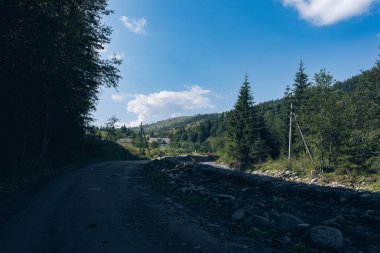 Carpathian dağlarındaki ahşap otel. Konum: Zakarpattya bölgesi, Ukrayna, Avrupa. Yüksek kalite fotoğraf