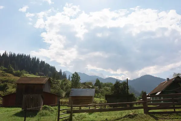 Carpathian dağlarındaki ahşap otel. Konum: Zakarpattya bölgesi, Ukrayna, Avrupa. Yüksek kalite fotoğraf