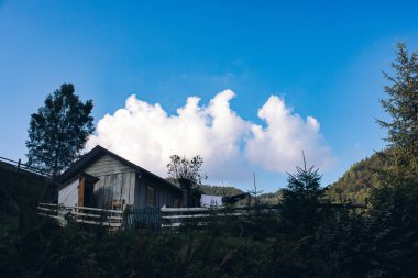 Carpathian dağlarındaki ahşap otel. Konum: Zakarpattya bölgesi, Ukrayna, Avrupa. Yüksek kalite fotoğraf