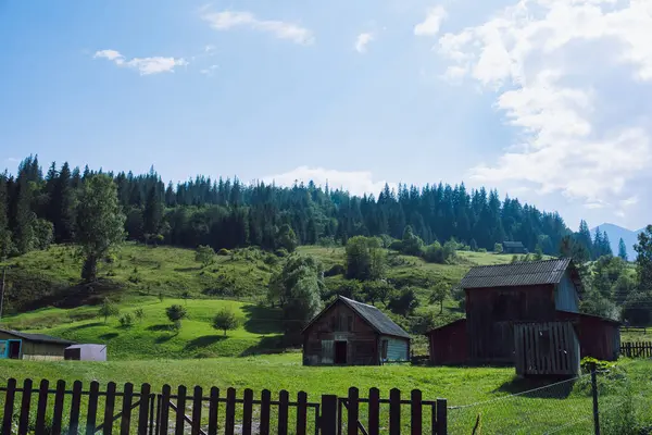 Carpathian dağlarındaki ahşap otel. Konum: Zakarpattya bölgesi, Ukrayna, Avrupa. Yüksek kalite fotoğraf