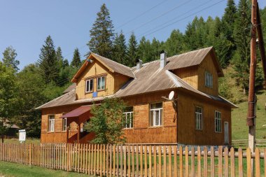 Panorama 'nın altında beyaz sis olan dağlarda güzel bir gün doğumu. Yüksek kalite fotoğraf