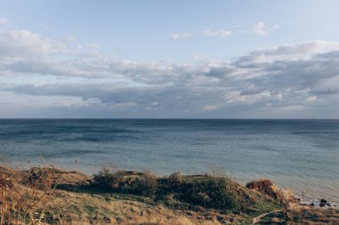 Denizin üzerinde sabahın erken saatlerinde gün doğumu. Bazı bulutlar. Yüksek kalite fotoğraf