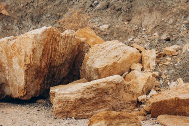 Denizin üzerinde sabahın erken saatlerinde gün doğumu. Bazı bulutlar. Yüksek kalite fotoğraf