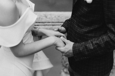 Gelin ve damat alyanslarını gösteriyor, iki aşığın elleri. Yüksek kalite fotoğraf