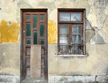 Çatlak duvarları ve soyulmuş alçıları olan terk edilmiş eski bir ev. Braga, Portekiz.