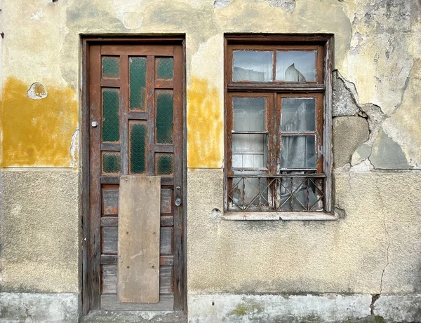 壊れた壁と剥離石膏と放棄された家 ポルトガルのブラガ — ストック写真