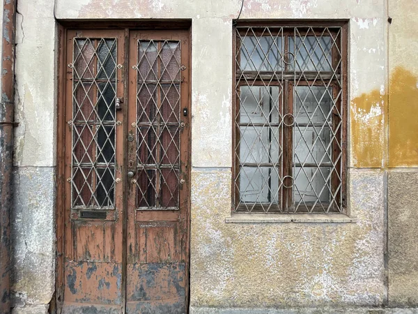 ブラガの放棄された古い家 ポルトガル木製のドアと剥離塗料 — ストック写真
