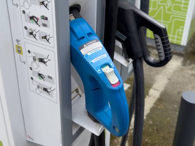 Elektrikli araçlar için şarj istasyonu. Bağlayıcıyı kapat ve fişi tak..