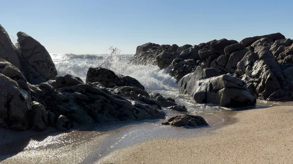 Portekiz Povoa Varzim Deniz Kıyısındaki Kayaların Arasından Güçlü Dalgalar Fışkırıyor — Stok fotoğraf