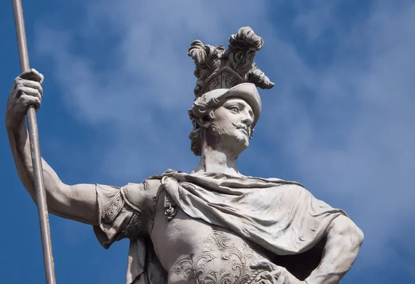 Staty Styrka Med Spjut Och Lejon Porten Till Dublin Slott — Stockfoto
