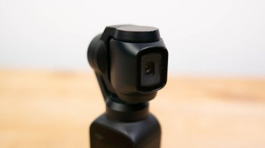 DJI Osmo Pocket 'in el kameraları. Objektifi kapat.
