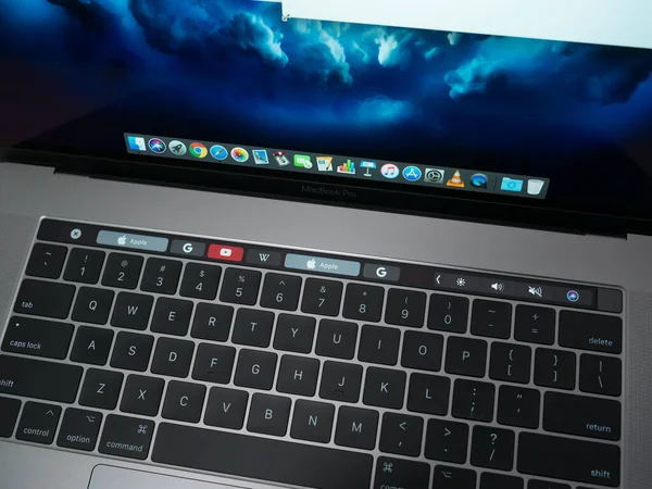 Apple Macbook Pro 15インチラップトップコンピュータのタッチバーとキーボード — ストック写真
