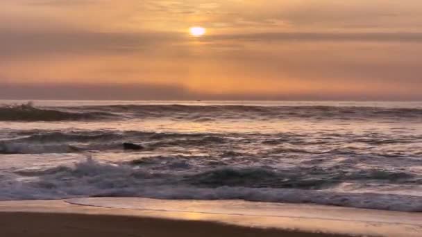 Mooie Rustige Zonsondergang Boven Oceaan Met Gedempte Pasteloranje Tinten Een — Stockvideo