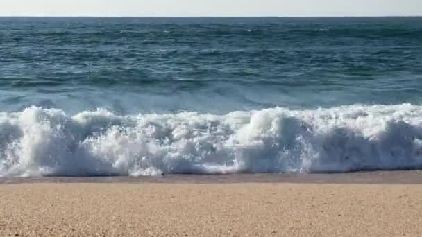 Portekiz Ilkbahar Zamanı Kumlu Bir Plajda Dalgaların Kırılışını Seyrediyor Sabit — Stok video