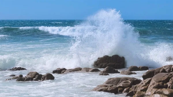 Kraftfull Våg Stänk Mot Stenar Atlantkusten Portugal Sommaren Skicka Spray — Stockfoto