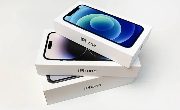 Iphone Apple Dans Des Boîtes Empilés Sur Bureau Blanc Iphone — Photo