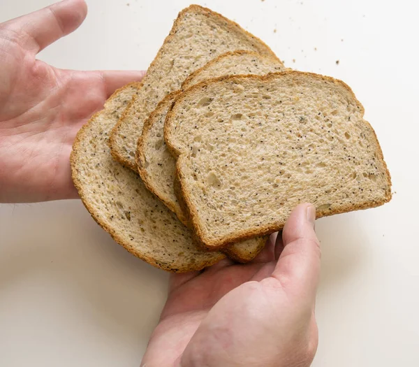 Krajíc Hnědého Chleba Ruce Držící Celozrnný Chleba Zavřít — Stock fotografie