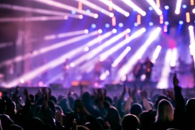 Müzik festivali ya da konserdeki gençler. Bulanık arkaplan.