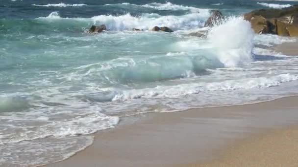 Portekiz Güneşli Bir Günde Arka Planda Kayalarla Kumlu Sahilde Dalgalar — Stok video