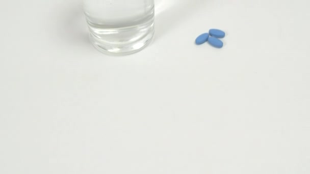 Pil Biru Untuk Mengobati Disfungsi Ereksi Atas Meja Putih Dengan — Stok Video