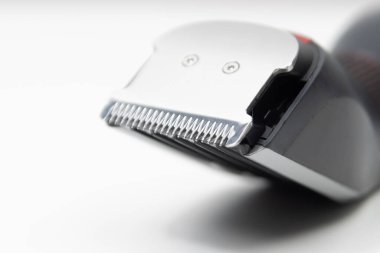 Elektrikli saç kesme makinesi ya da makaslı bıçaklar. Yaklaş, yüzeysel alan derinliği.