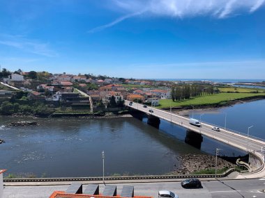 Vila do Conde, Portekiz 'de nehir üzerinden köprü açık güneşli bir günde mavi gökyüzü.