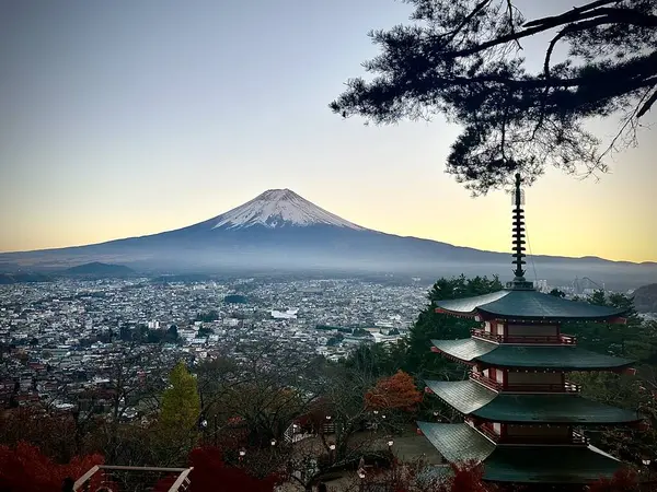 Chureito Pagoda 'dan Fuji Dağı' nın güzel manzarası sonbaharda günbatımından önce, Japonya