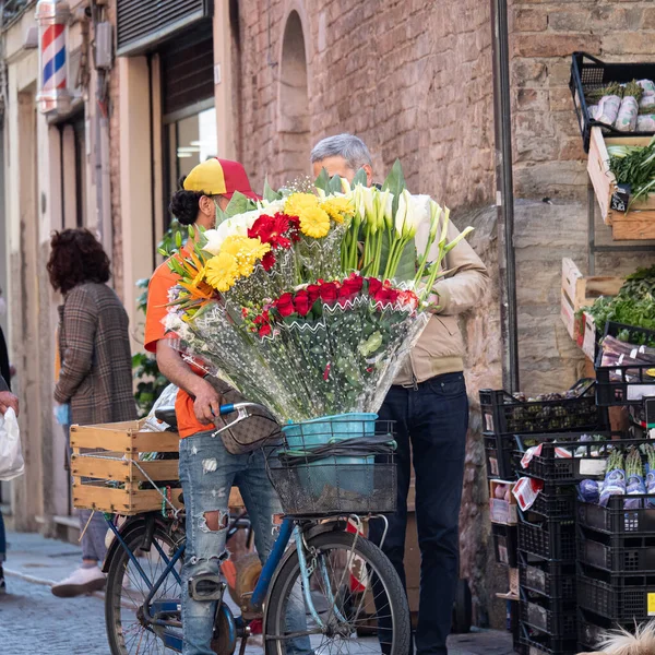 Street Vendor Carrying Flowers Bicycle Offering Them Sale Man City — Stock fotografie