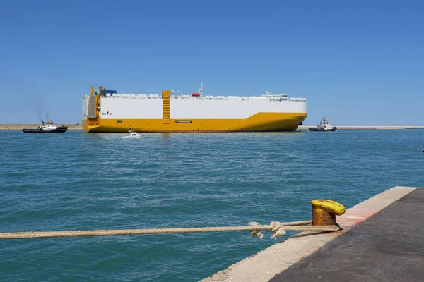 Duży Statek Towarowy Holowany Portu Przez Dwa Małe Holowniki — Zdjęcie stockowe