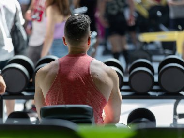 Spor Salonunda Dambıllarla Egzersiz Yapan Çocuk: Fitness Sporu.