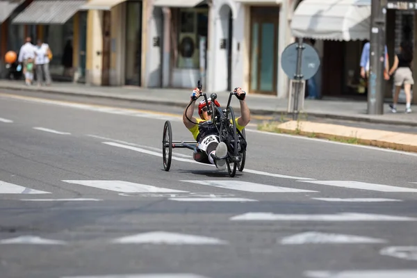 Atleta Con Bicicleta Especial Una Pista Ciudad Durante Una Carrera —  Fotos de Stock
