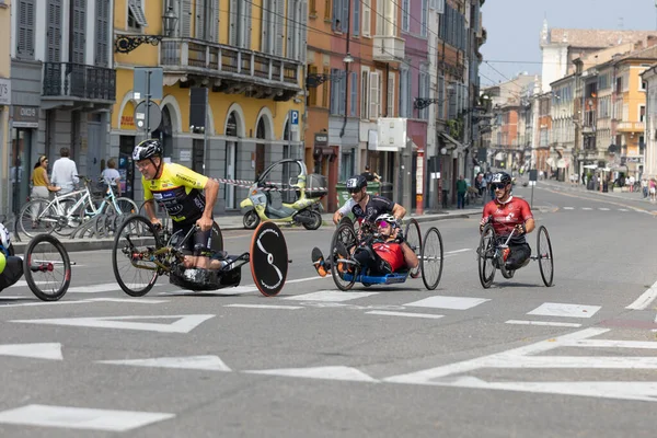 Groupe Athlètes Avec Leurs Vélos Spéciaux Sur Une Piste Ville — Photo