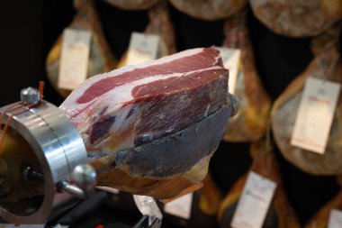 Saf Jambon Bacağı Kesici Holder 'ın içinde