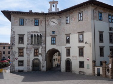 İtalya, Pisa 'daki Piazza Cavalieri' ye bakan bir Ortaçağ binası olan Palazzo Dell 'Orologio' nun manzarası.