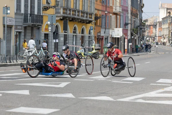 Grupo Atletas Con Sus Bicicletas Especiales Una Pista Ciudad Una —  Fotos de Stock