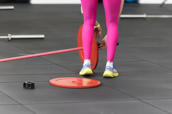 Mädchen Steckt Das Eisenrad Die Langhantel Für Fitness Workout Fitnessstudio — Stockfoto