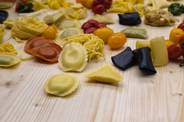 Frissen Készített Nyers Tortelli Egyéb Olasz Tésztafajták Fából Készült Asztal — Stock Fotó