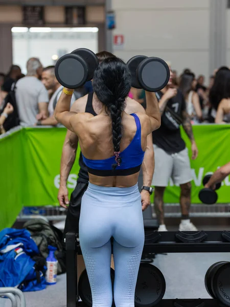 意大利里米尼 2022年6月 女孩带着哑铃在健身房做运动 健身锻炼 — 图库照片