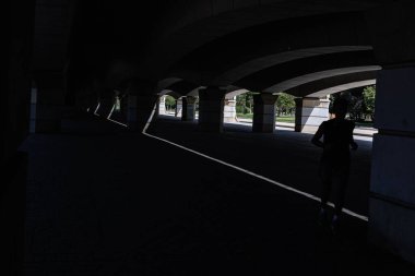 İspanya, Turia Park 'ta Valensiyalı bir köprünün altında.