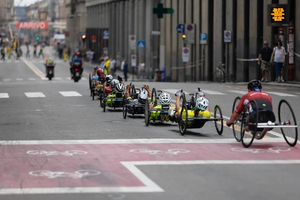 Bir Şehir Pistinde Özel Bisikletleriyle Bir Grup Sporcu — Stok fotoğraf